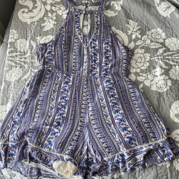 Super cute patterned romper! - Picture 4 of 6